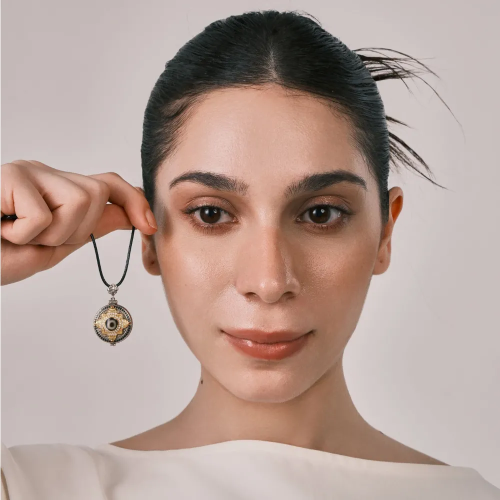 Single-Eye Dzi Bead Gau Box Pendant, Inlaid with White/Blue/Red Diamonds, Gold & Silver Plated, Protective Amulet with Storage Function